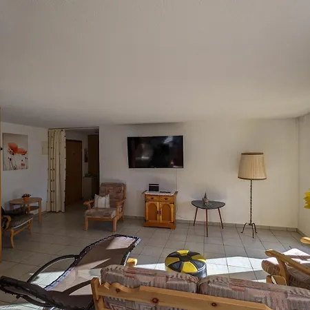 Above The Rooftops - Mountain Panorama شقة